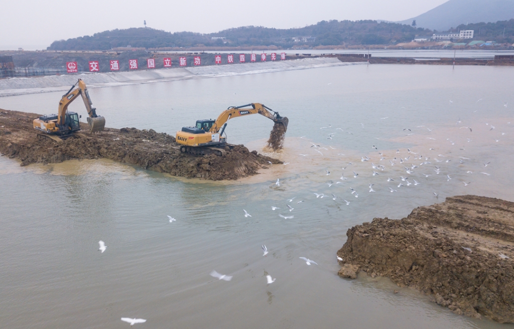 2019年12月23日，鳥群從陸島轉換圍堰回水施工現場飛過。